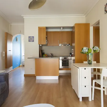 Joivy Bright 2br Apt With River Views &balcony In Alfama, Moments From Santa Apolonia Train Station Lizbona