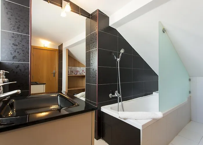 Joivy Bright 2br Apt With River Views &balcony In Alfama, Moments From Santa Apolonia Train Station * Lisboa