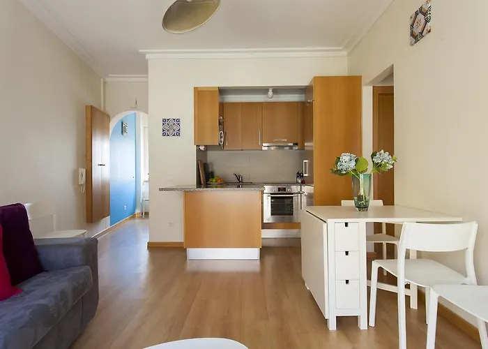 Joivy Bright 2br Apt With River Views &balcony In Alfama, Moments From Santa Apolonia Train Station Lisboa