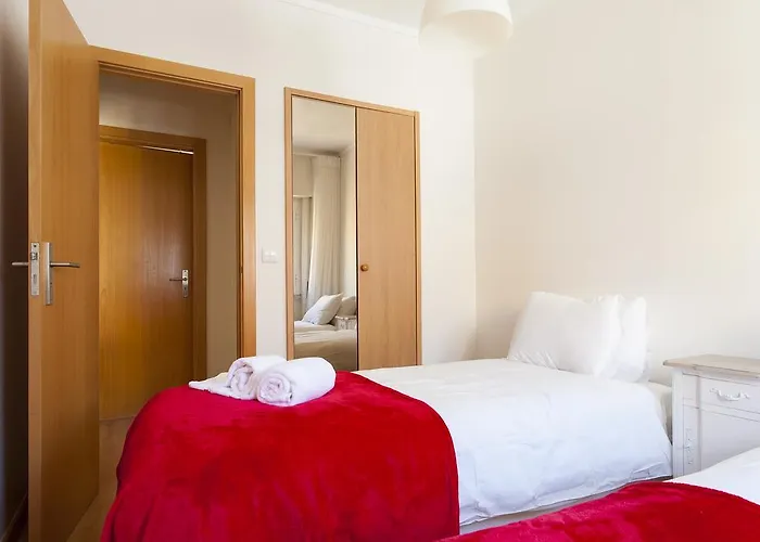 Joivy Bright 2br Apt With River Views &balcony In Alfama, Moments From Santa Apolonia Train Station Lisboa