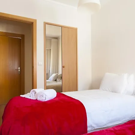 Joivy Bright 2br Apt With River Views &balcony In Alfama, Moments From Santa Apolonia Train Station Lissabon