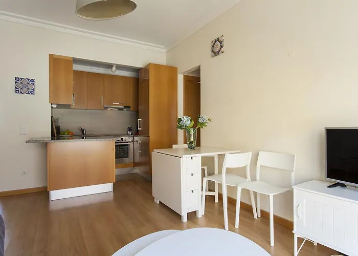 Joivy Bright 2br Apt With River Views &balcony In Alfama, Moments From Santa Apolonia Train Station *