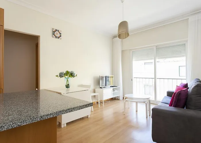 Joivy Bright 2br Apt With River Views &balcony In Alfama, Moments From Santa Apolonia Train Station Appartement Lissabon