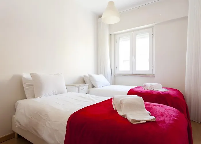 Joivy Bright 2br Apt With River Views &balcony In Alfama, Moments From Santa Apolonia Train Station *