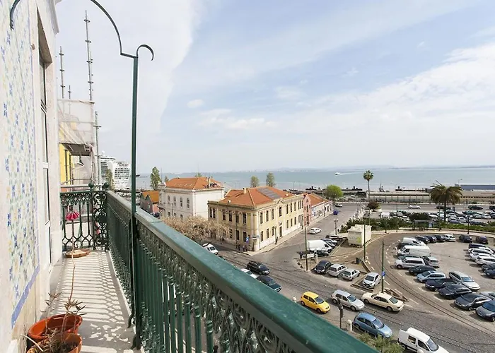 Joivy Bright 2br Apt With River Views &balcony In Alfama, Moments From Santa Apolonia Train Station Appartement