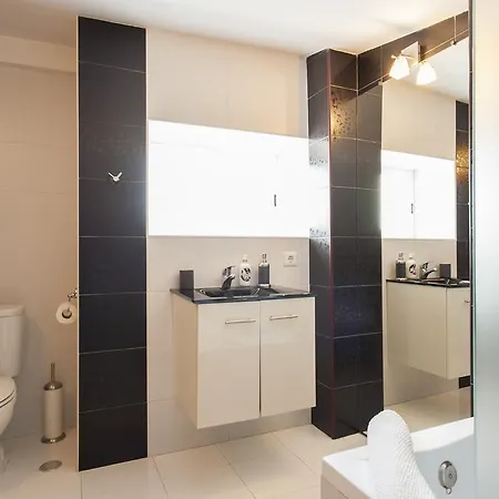 Daire Joivy Bright 2br Apt With River Views &balcony In Alfama, Moments From Santa Apolonia Train Station