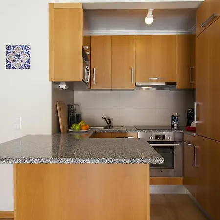 Joivy Bright 2br Apt With River Views &balcony In Alfama, Moments From Santa Apolonia Train Station Daire