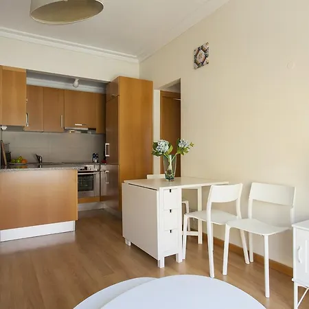 Joivy Bright 2br Apt With River Views &balcony In Alfama, Moments From Santa Apolonia Train Station *