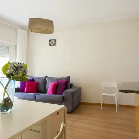 Daire Joivy Bright 2br Apt With River Views &balcony In Alfama, Moments From Santa Apolonia Train Station Lisboa