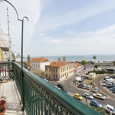 Joivy Bright 2br Apt With River Views &balcony In Alfama, Moments From Santa Apolonia Train Station Daire